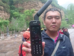 在七步溝用衛星電話